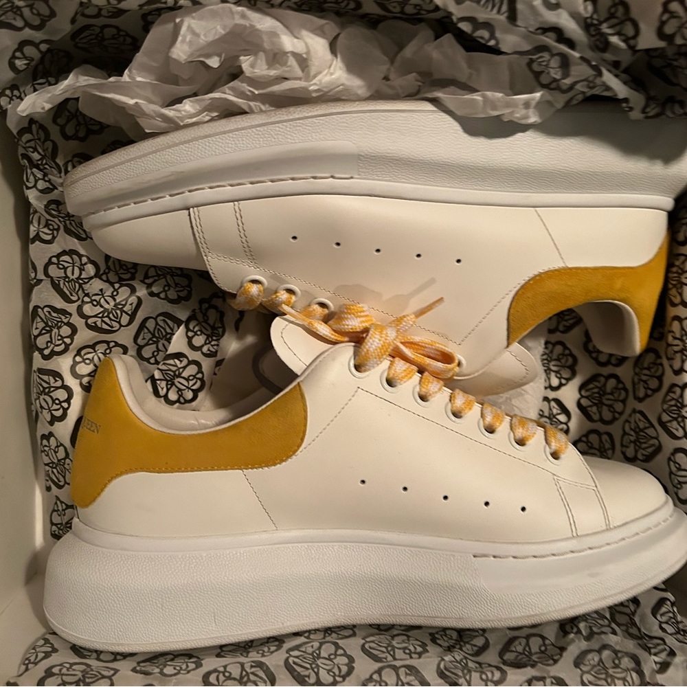 Alexander McQueen
Classic low-top sneakers